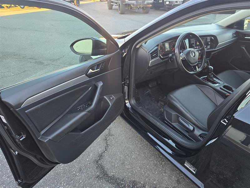 Used 2019 Volkswagen Jetta SE w/ Cold Weather Package FWD image 13