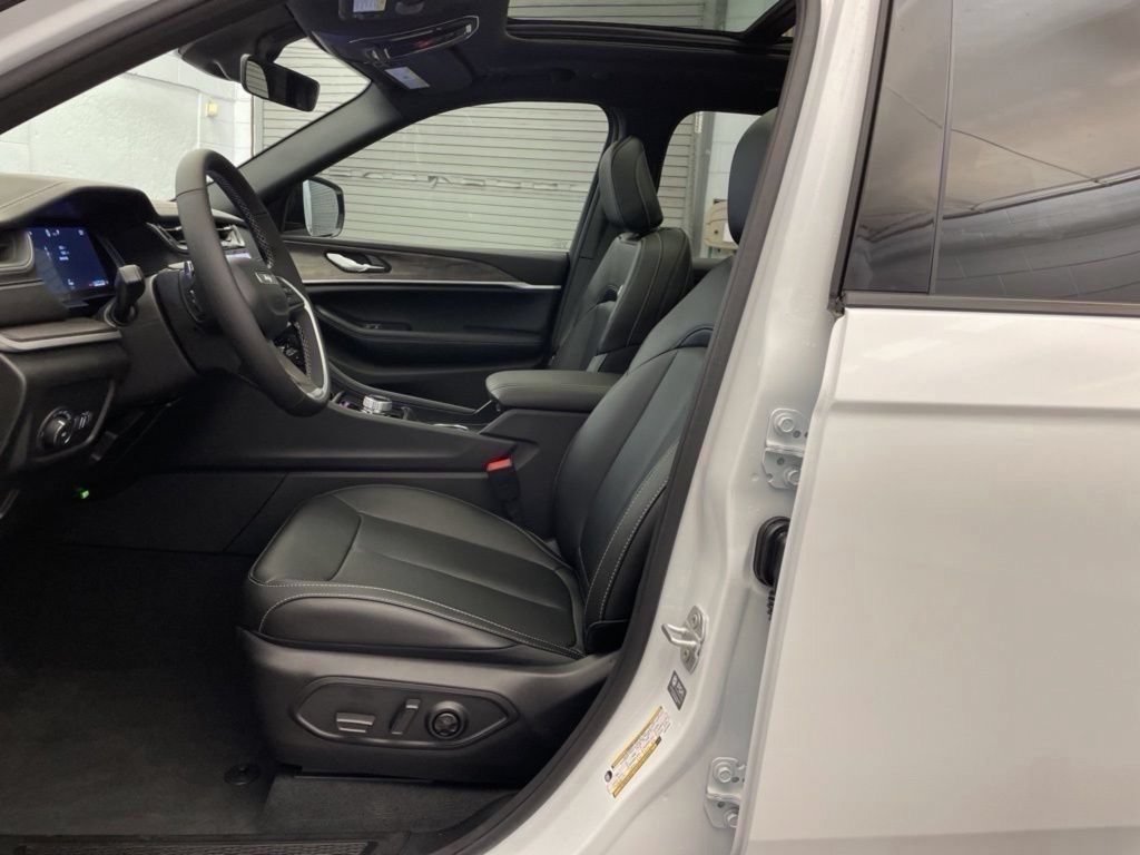New 2025 Jeep Grand Cherokee Limited w/ Trailer Tow Package AWD/4WD image 17