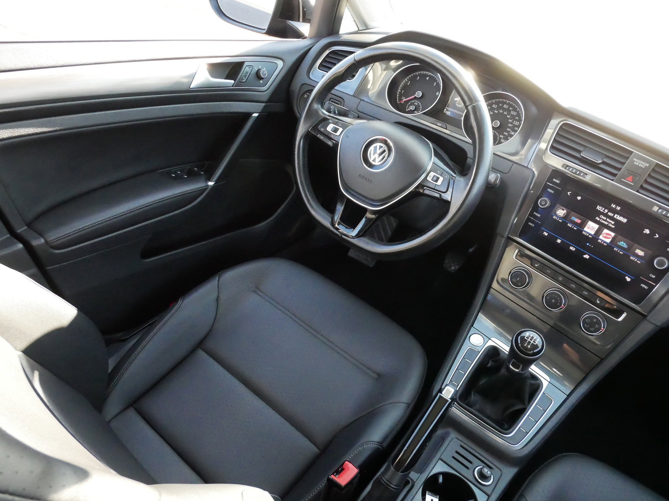 Used 2018 Volkswagen Golf SE image 9
