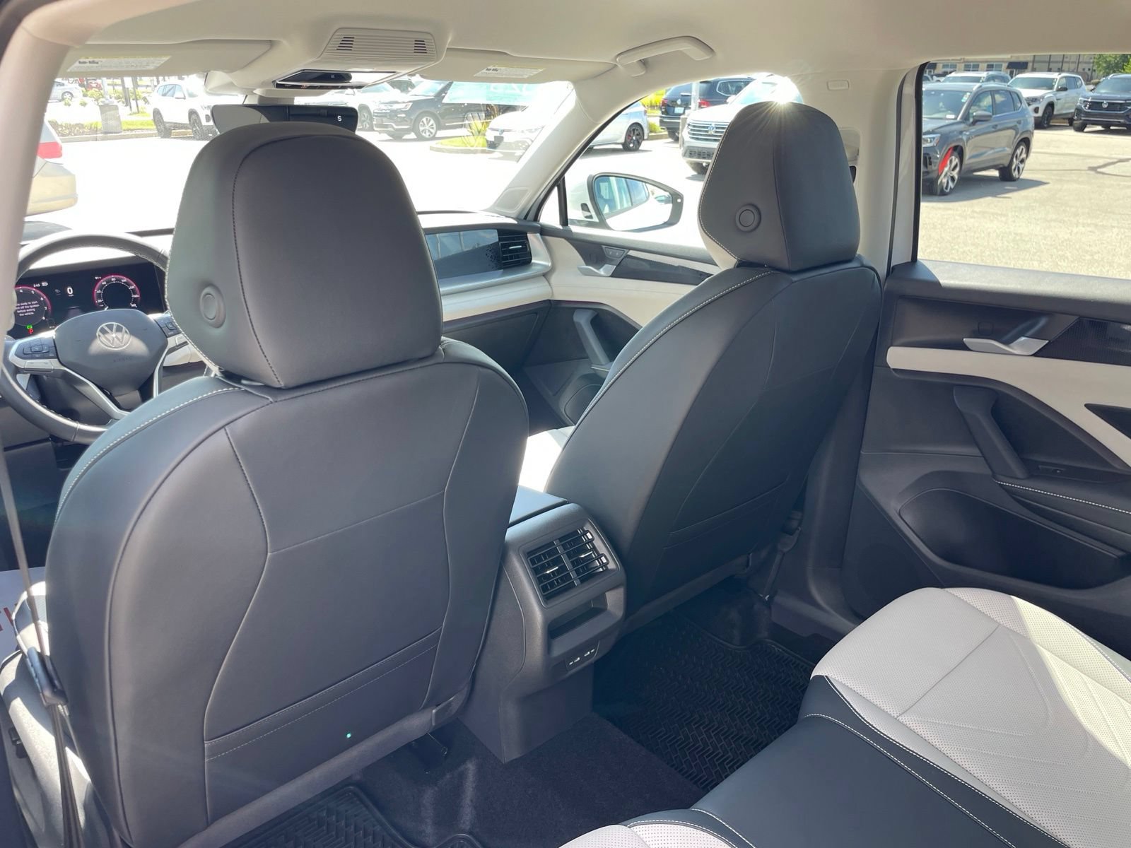 Certified 2025 Volkswagen Tiguan SE FWD image 41