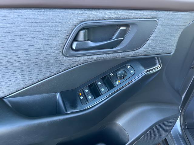 Used 2023 Nissan Rogue S image 10