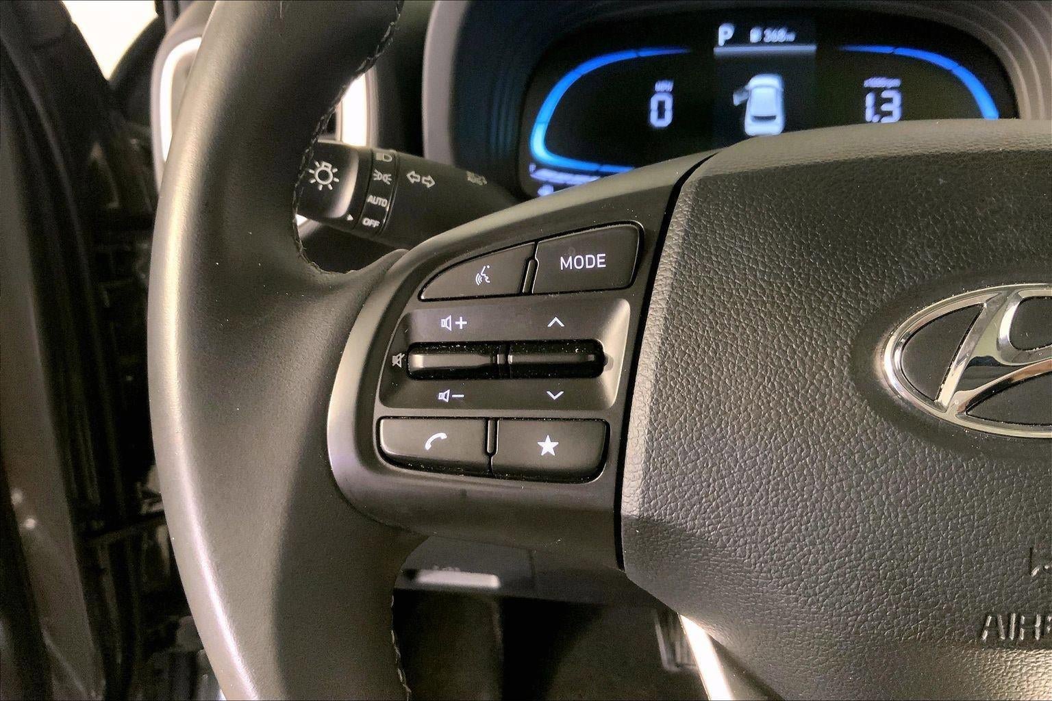 Used 2025 Hyundai Venue SEL FWD image 18
