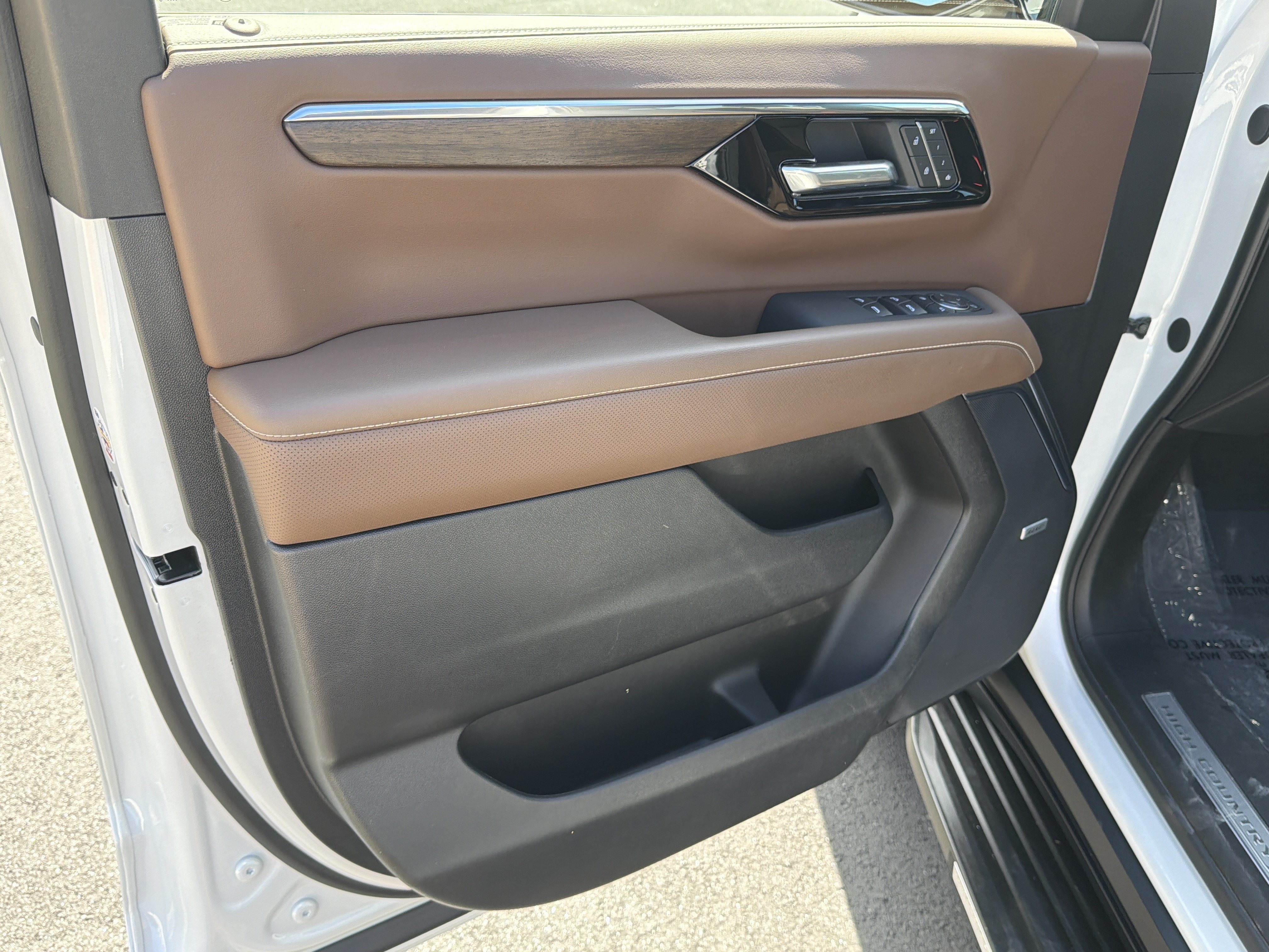 Used 2025 Chevrolet Suburban High Country AWD/4WD image 10