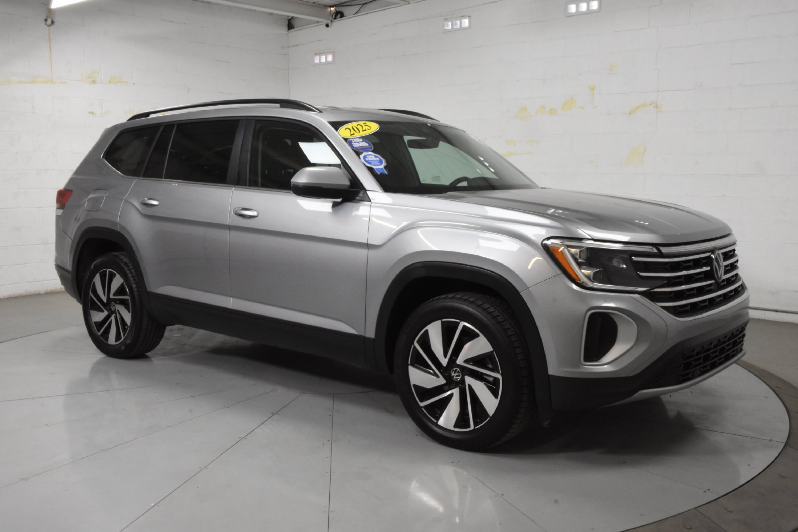 Used 2025 Volkswagen Atlas SE AWD/4WD image 1