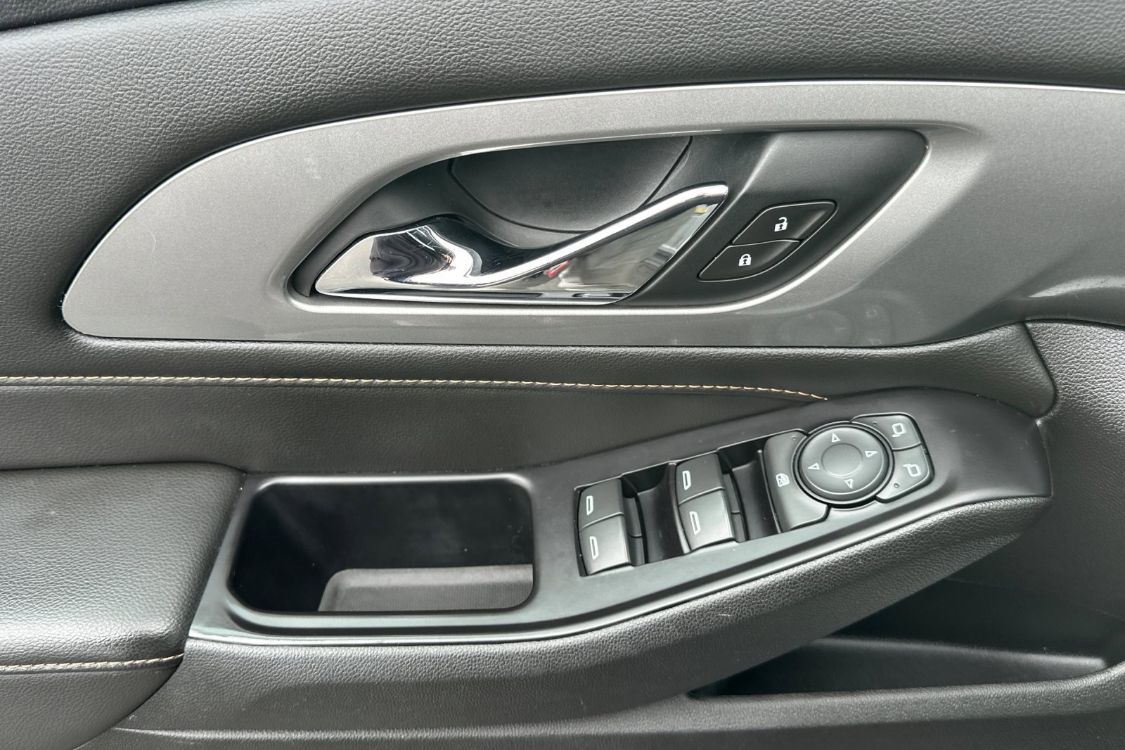 Used 2020 Chevrolet Traverse LS image 12