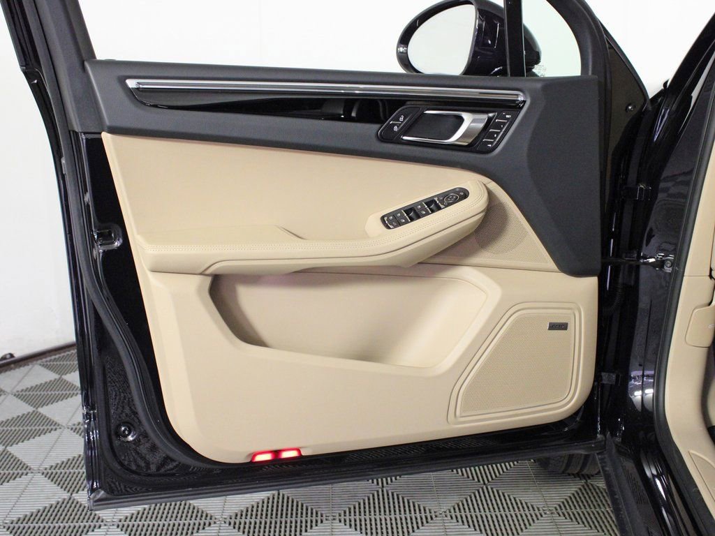 Certified 2025 Porsche Macan image 14