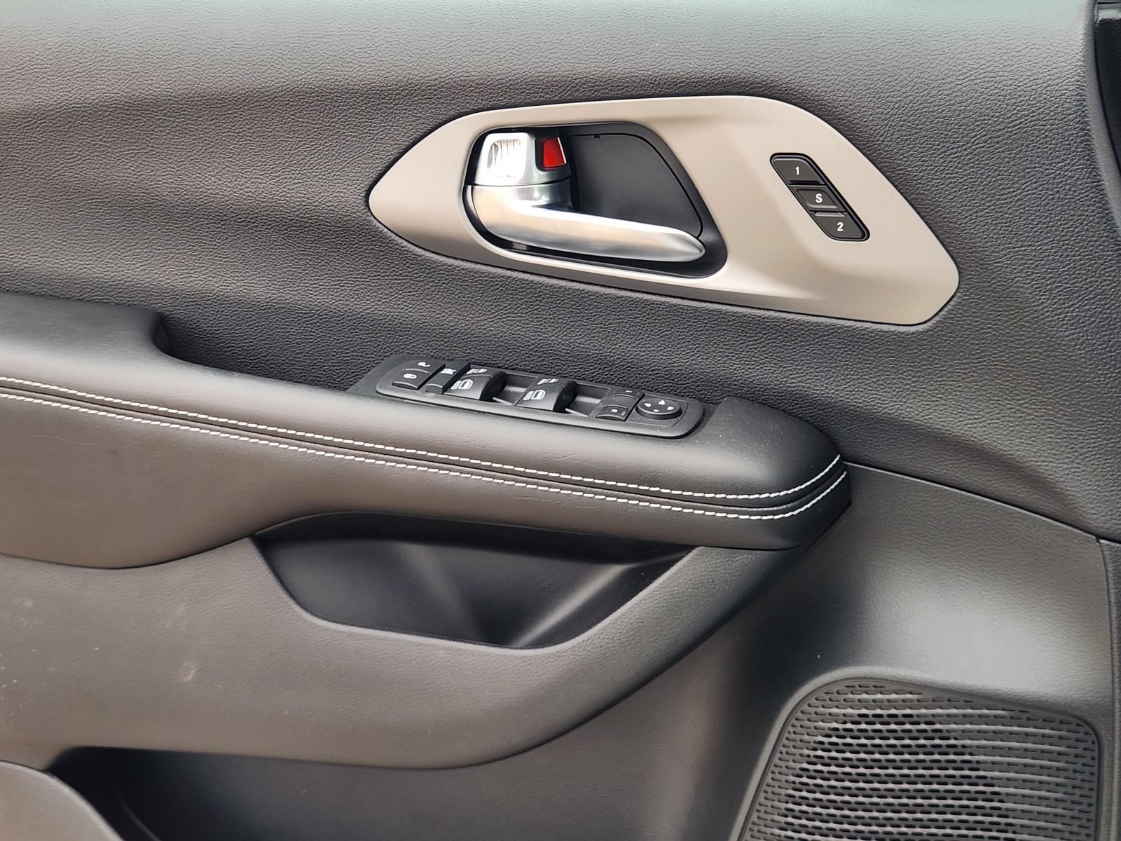 New 2027 Chrysler Pacifica Select FWD image 18