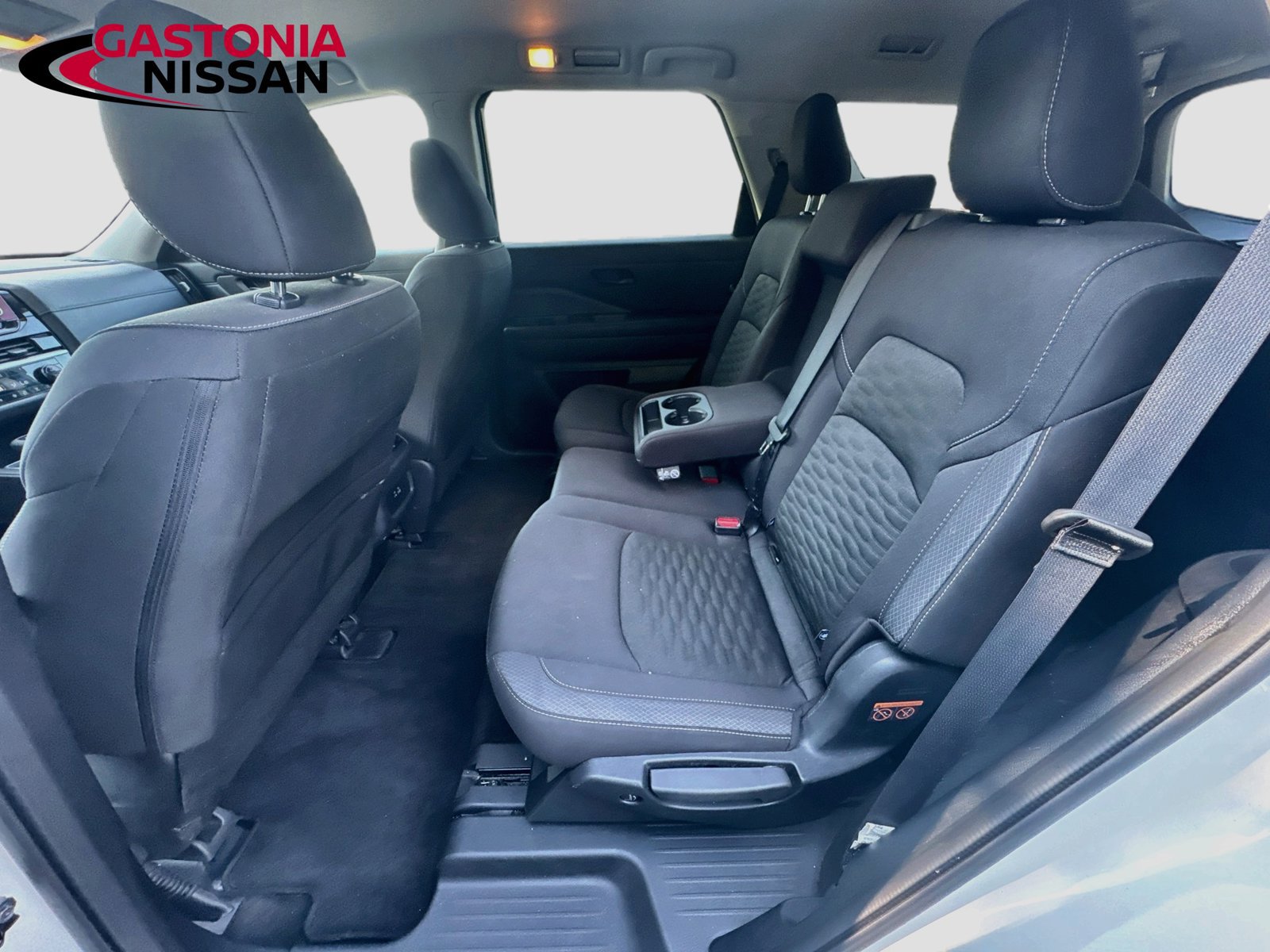 Used 2025 Nissan Pathfinder SV FWD image 31