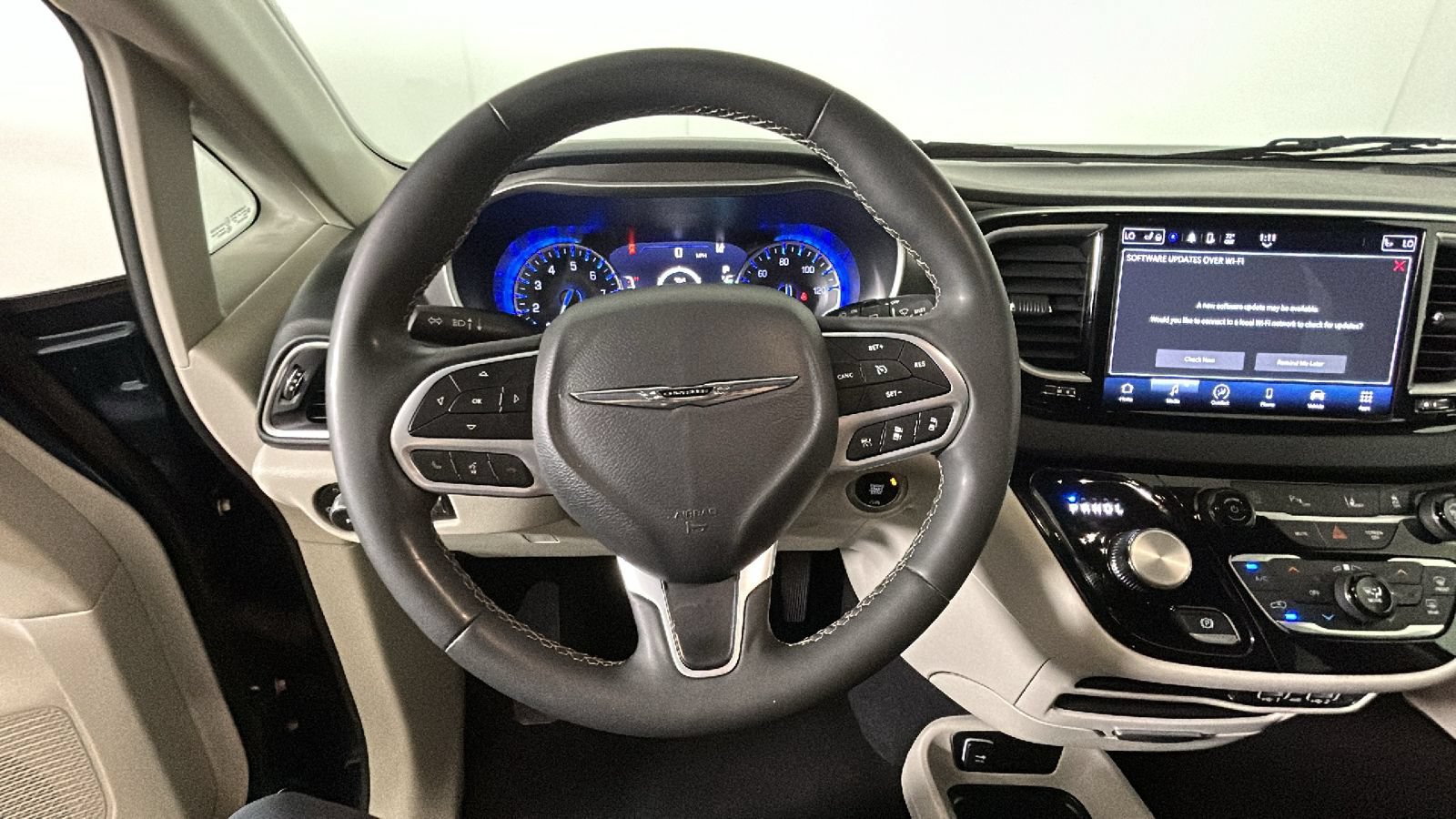 Used 2023 Chrysler Pacifica Touring-L FWD image 16