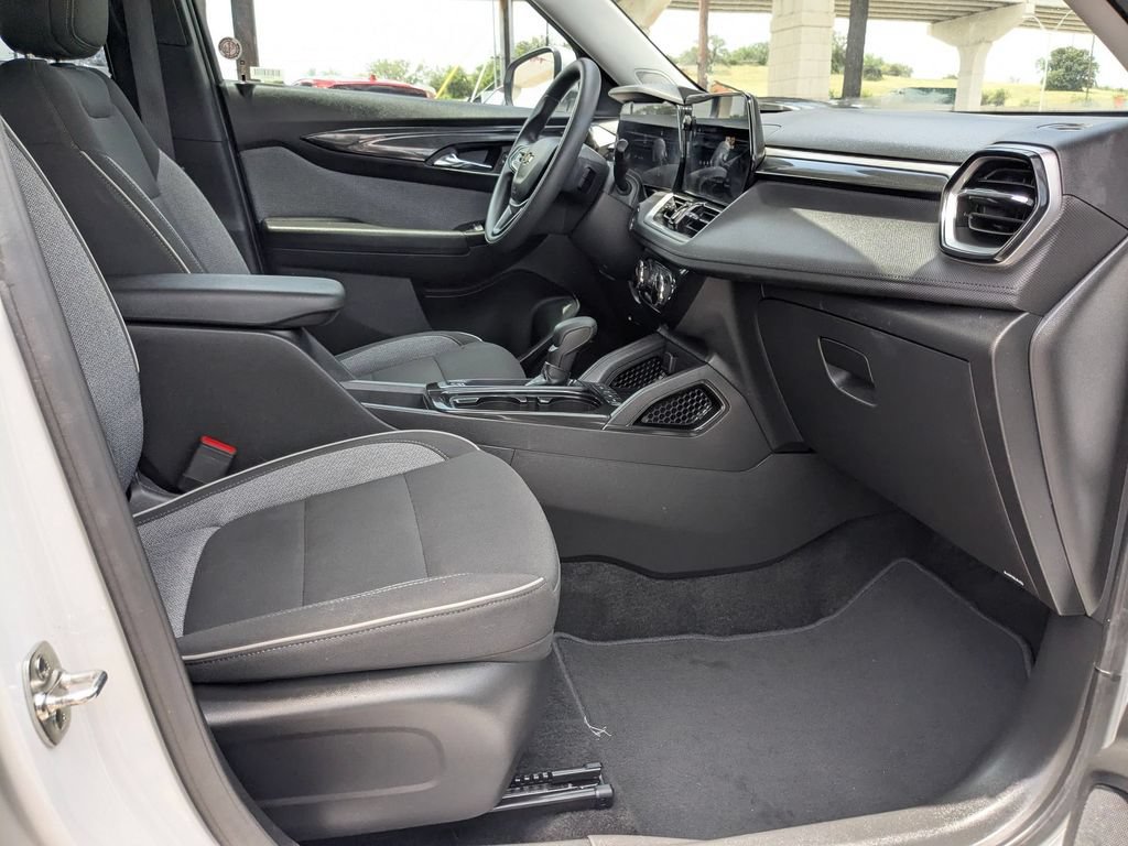 Used 2025 Chevrolet TrailBlazer LT AWD/4WD image 25