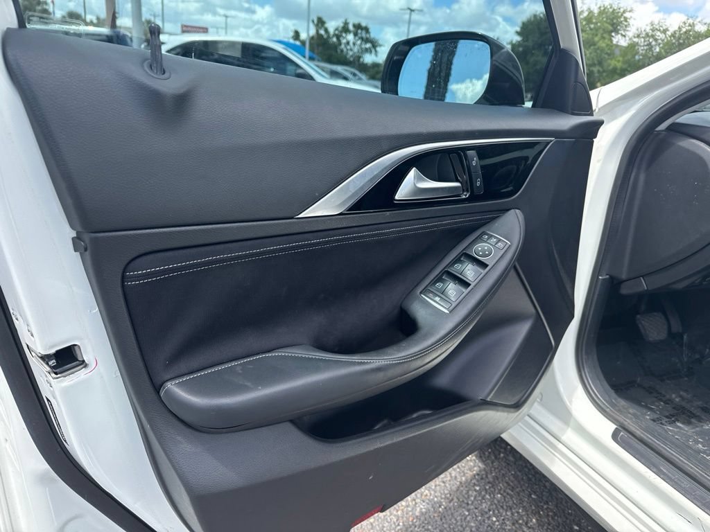Used 2018 INFINITI QX30 FWD image 15