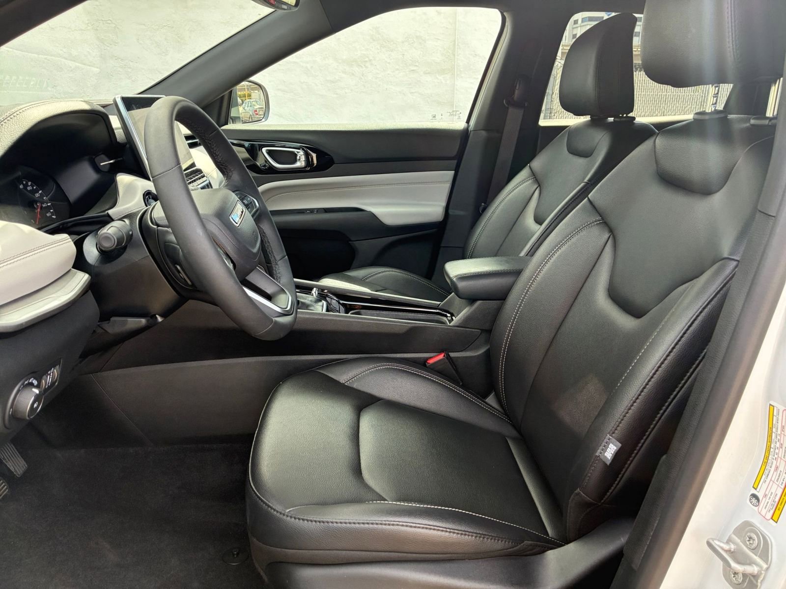 Used 2025 Jeep Compass Limited image 28