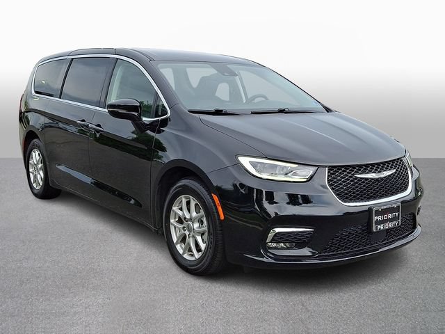 Used 2024 Chrysler Pacifica Touring-L FWD image 3