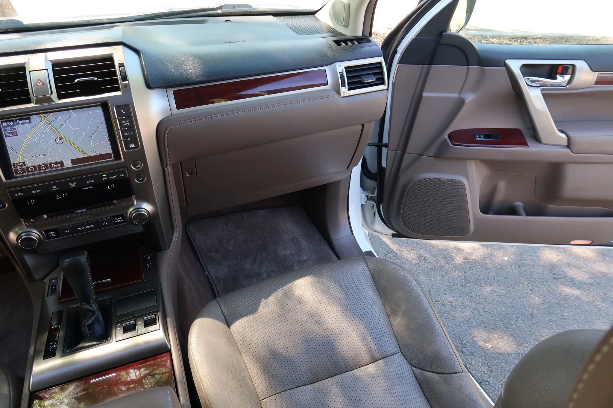 Used 2015 Lexus GX 460 w/ Premium Package AWD/4WD image 23