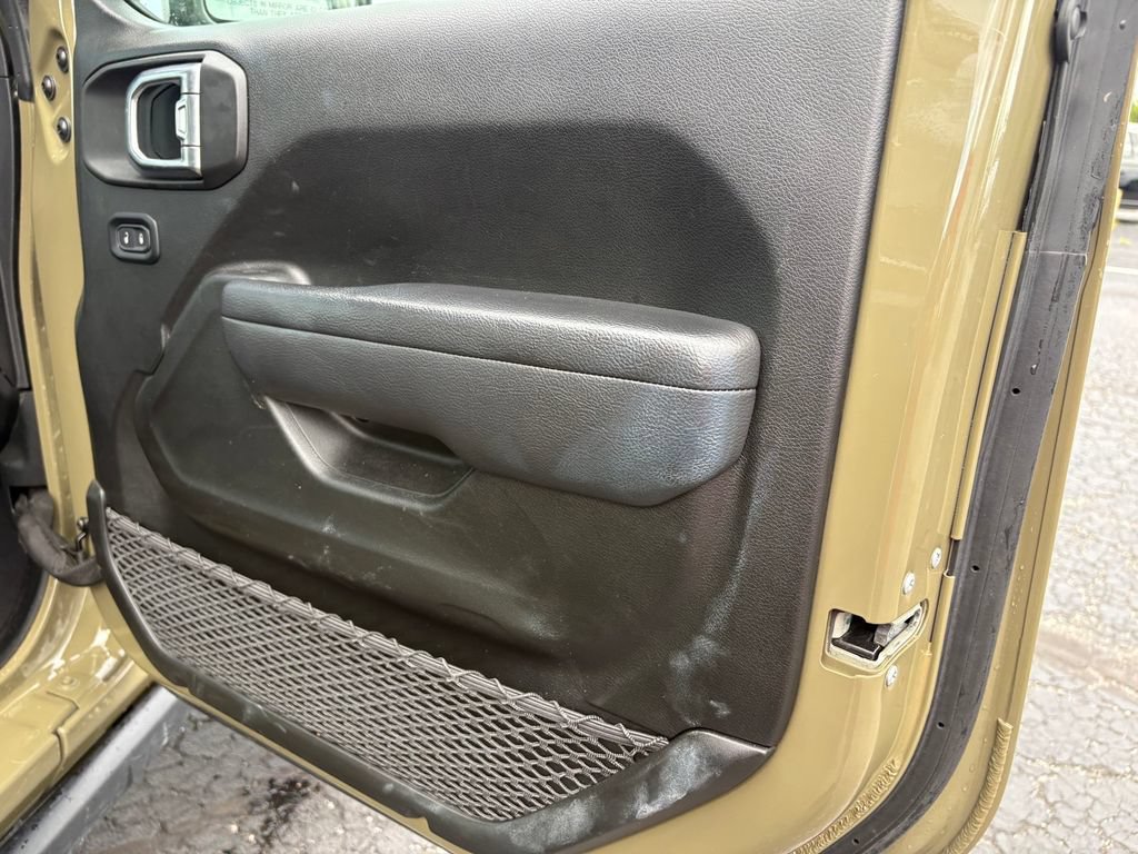Used 2025 Jeep Wrangler Unlimited Rubicon AWD/4WD image 11