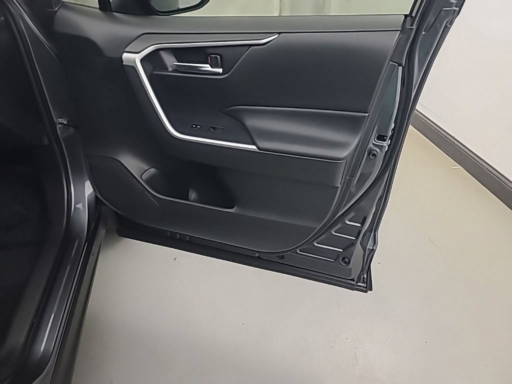Used 2021 Toyota RAV4 XLE AWD/4WD image 14
