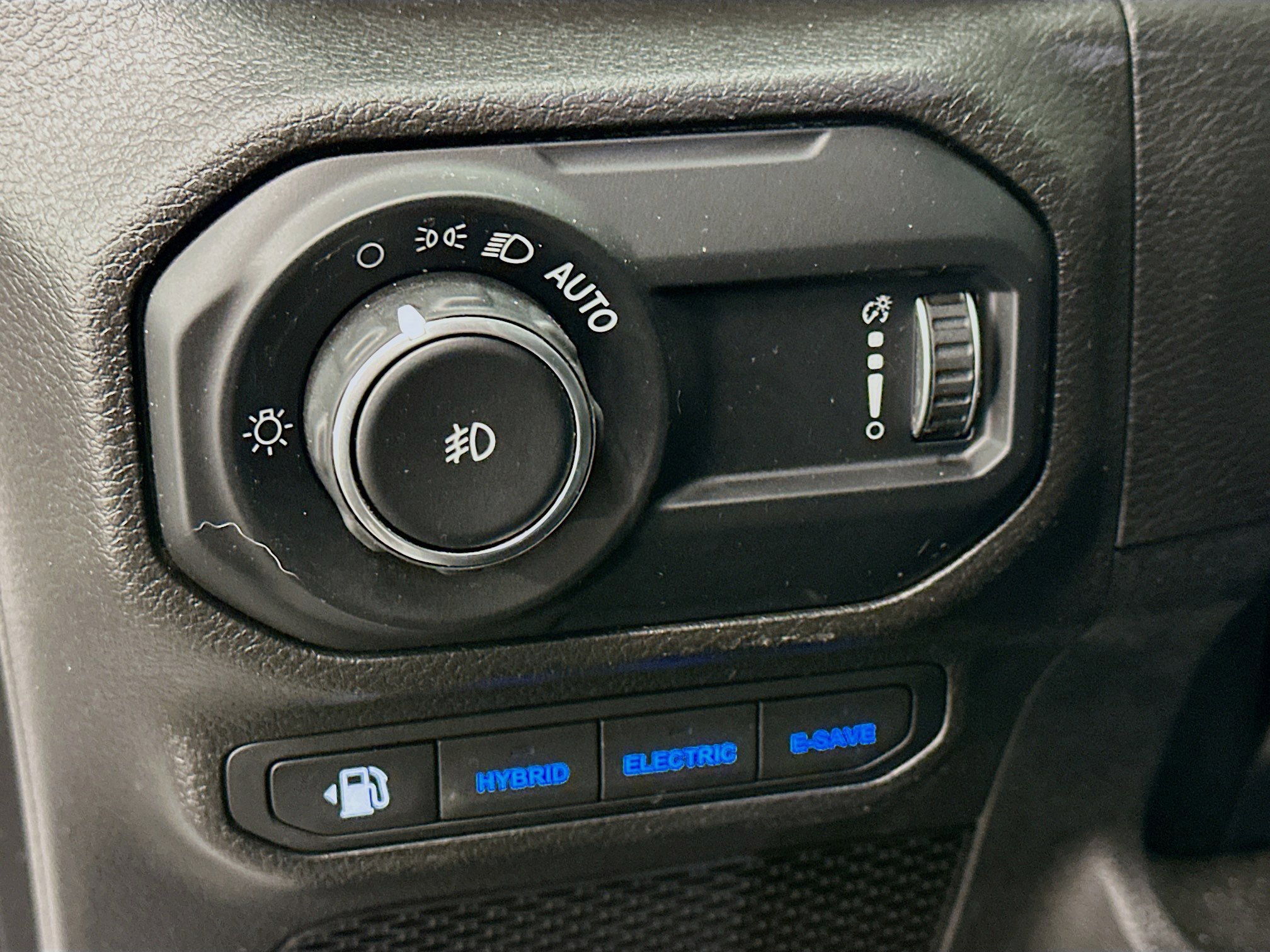 Used 2023 Jeep Wrangler Sahara w/ Cold Weather Group image 17