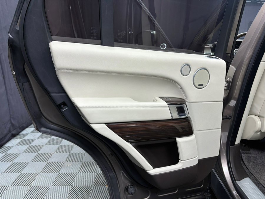 Used 2017 Land Rover Range Rover HSE image 28