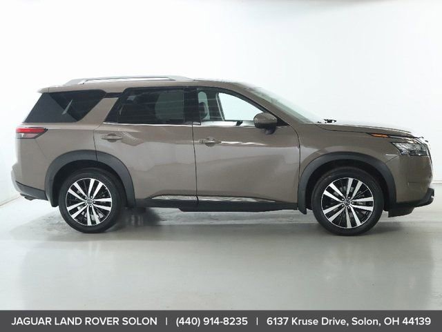 Used 2024 Nissan Pathfinder Platinum image 10