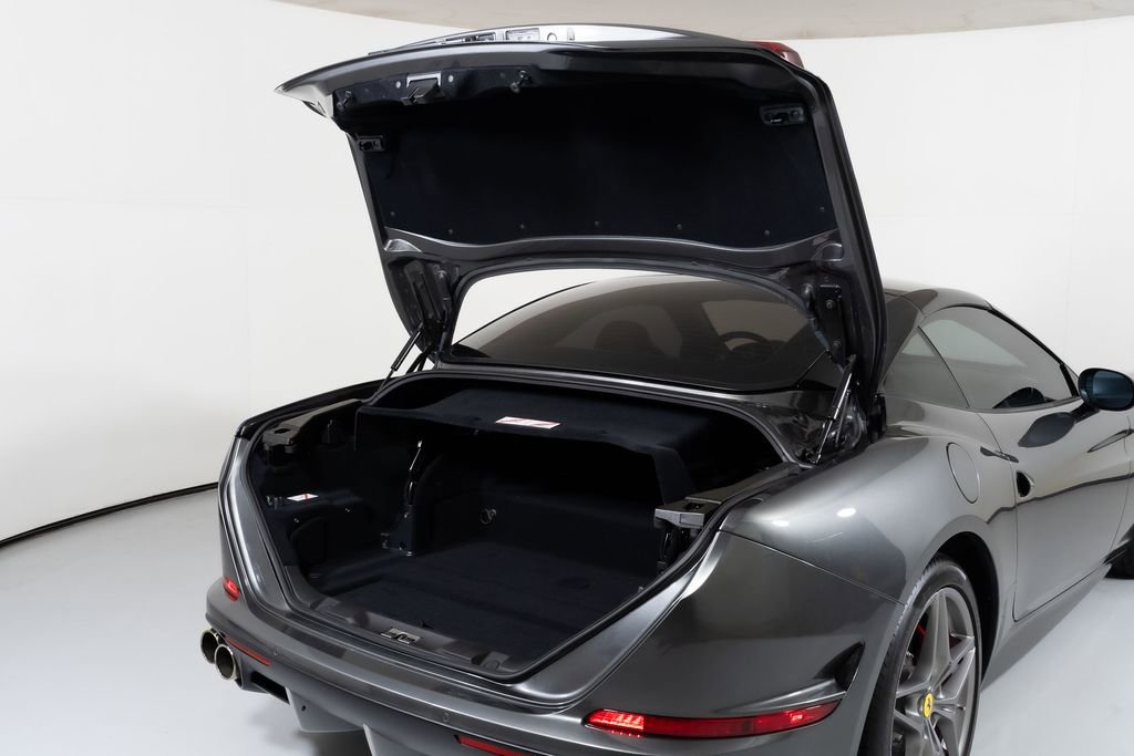 Used 2015 Ferrari California T RWD image 16