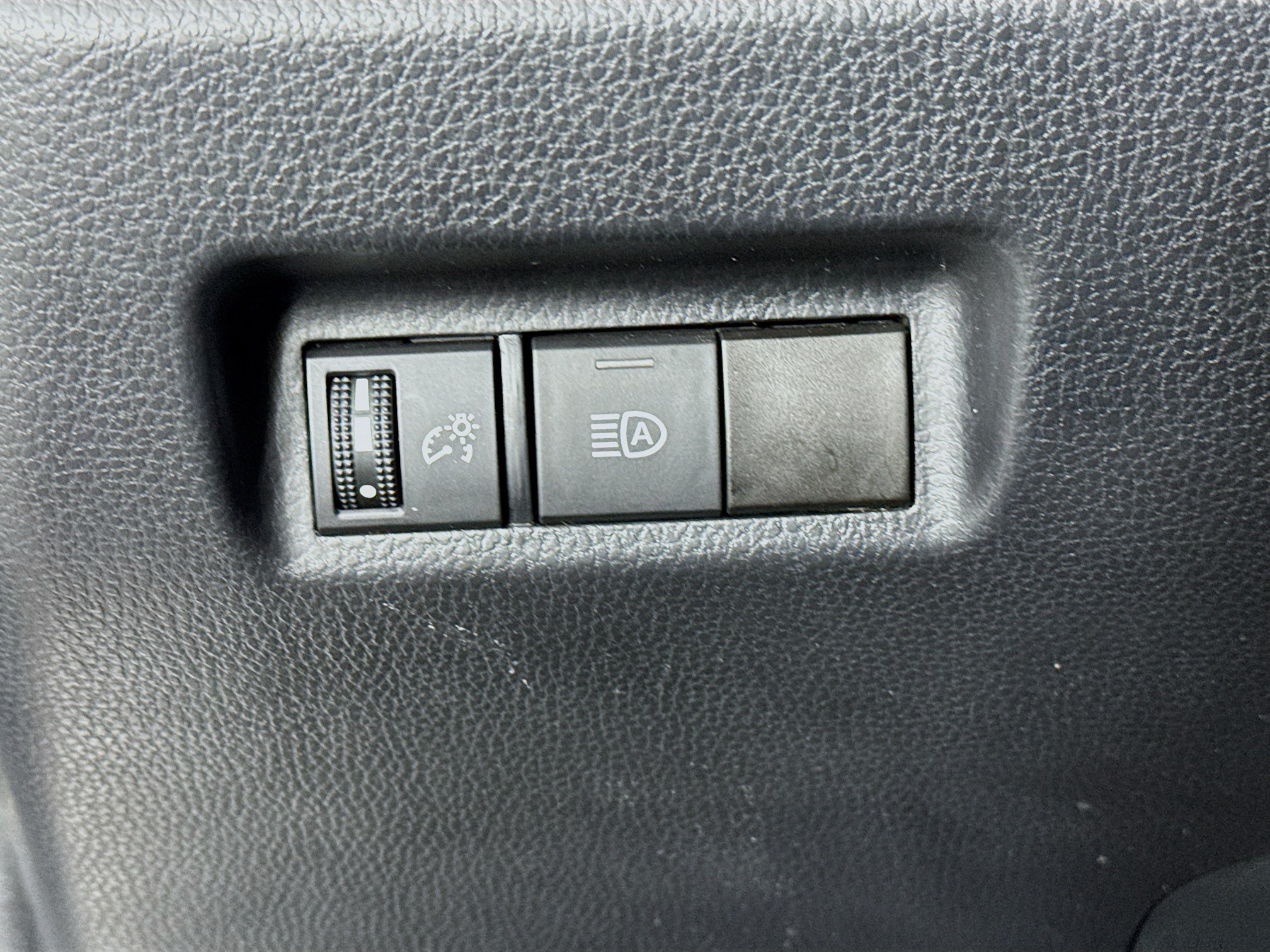 Used 2021 Toyota RAV4 LE AWD/4WD image 10