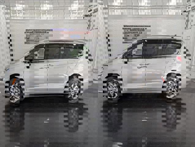 New 2026 Chrysler Pacifica Limited w/ Trailer Tow Group image 31