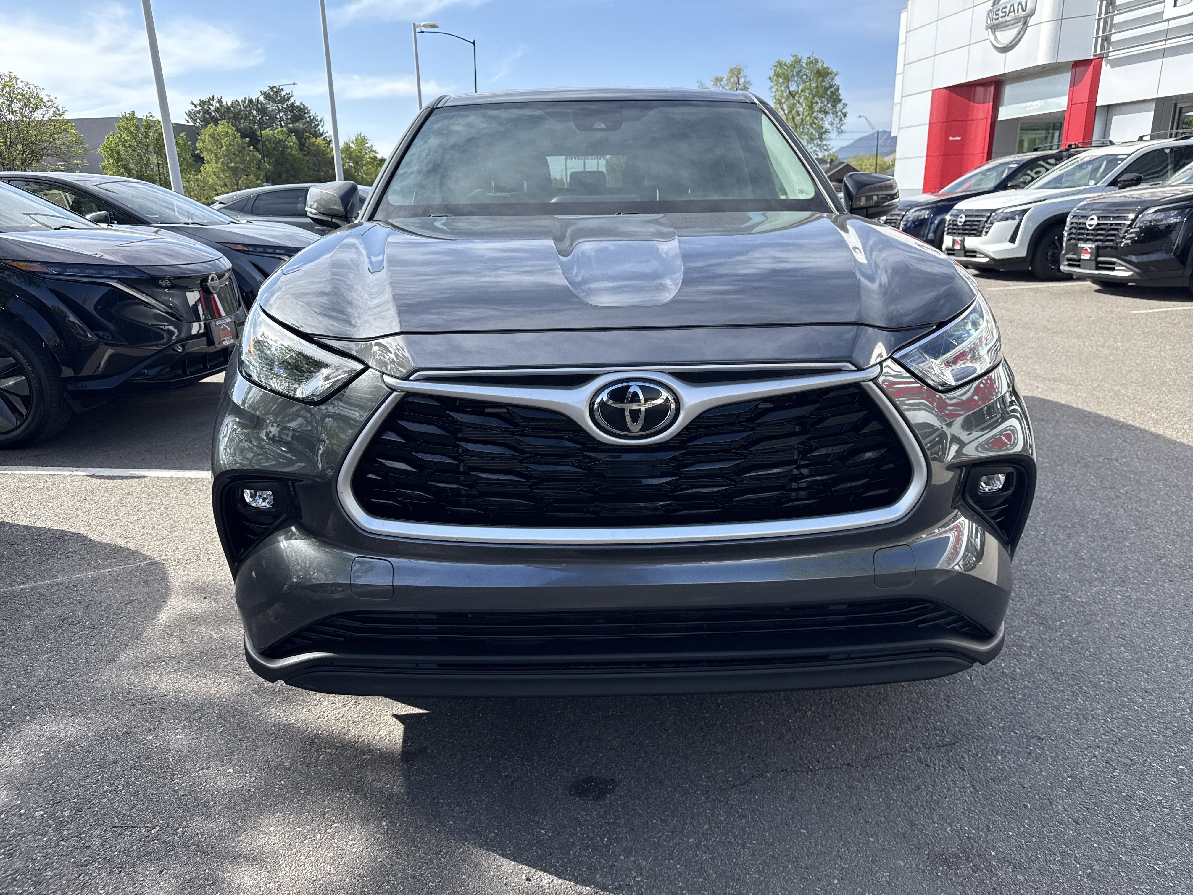 Used 2022 Toyota Highlander LE AWD/4WD image 2