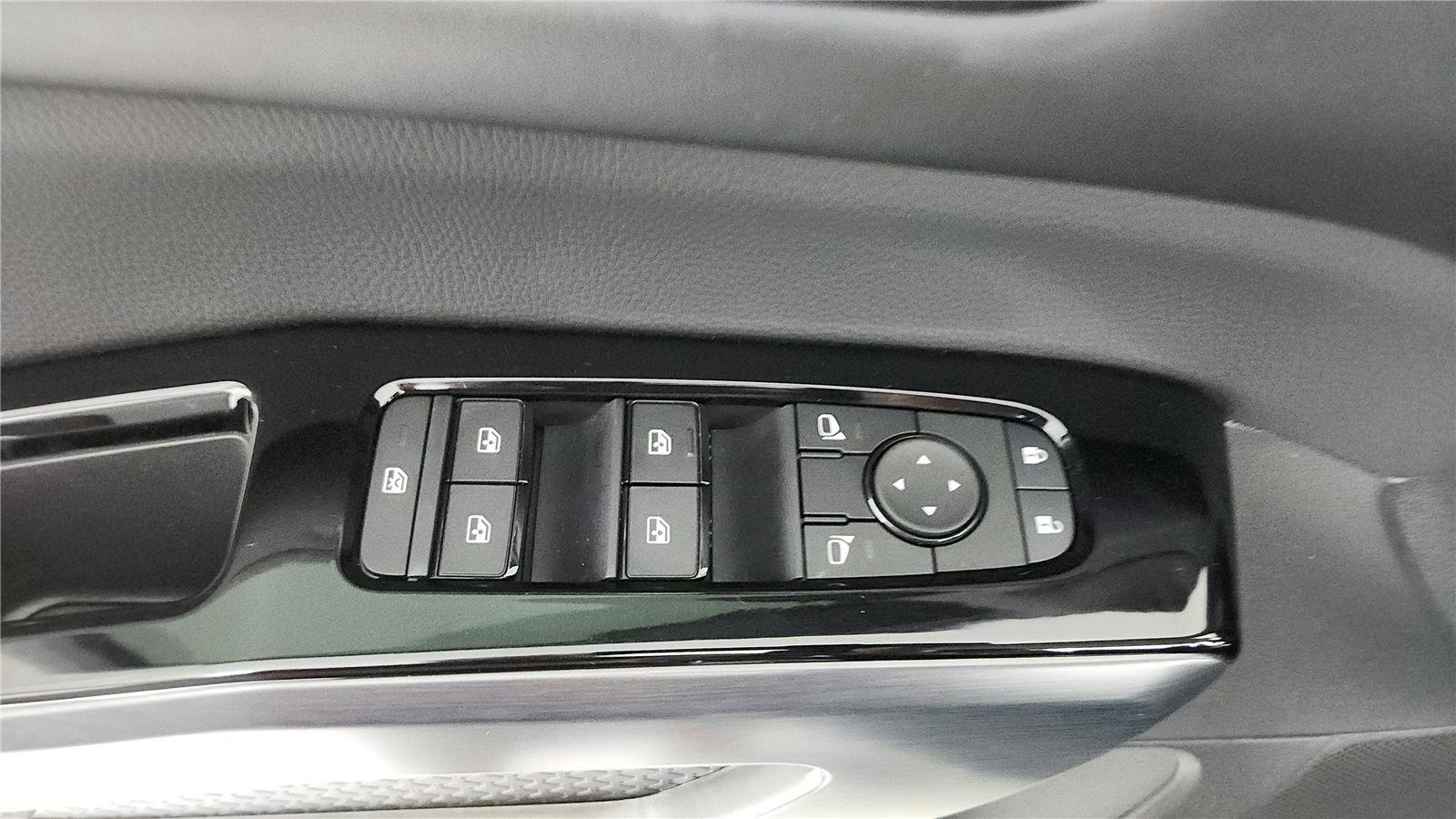 Used 2025 Nissan Pathfinder SL FWD image 17