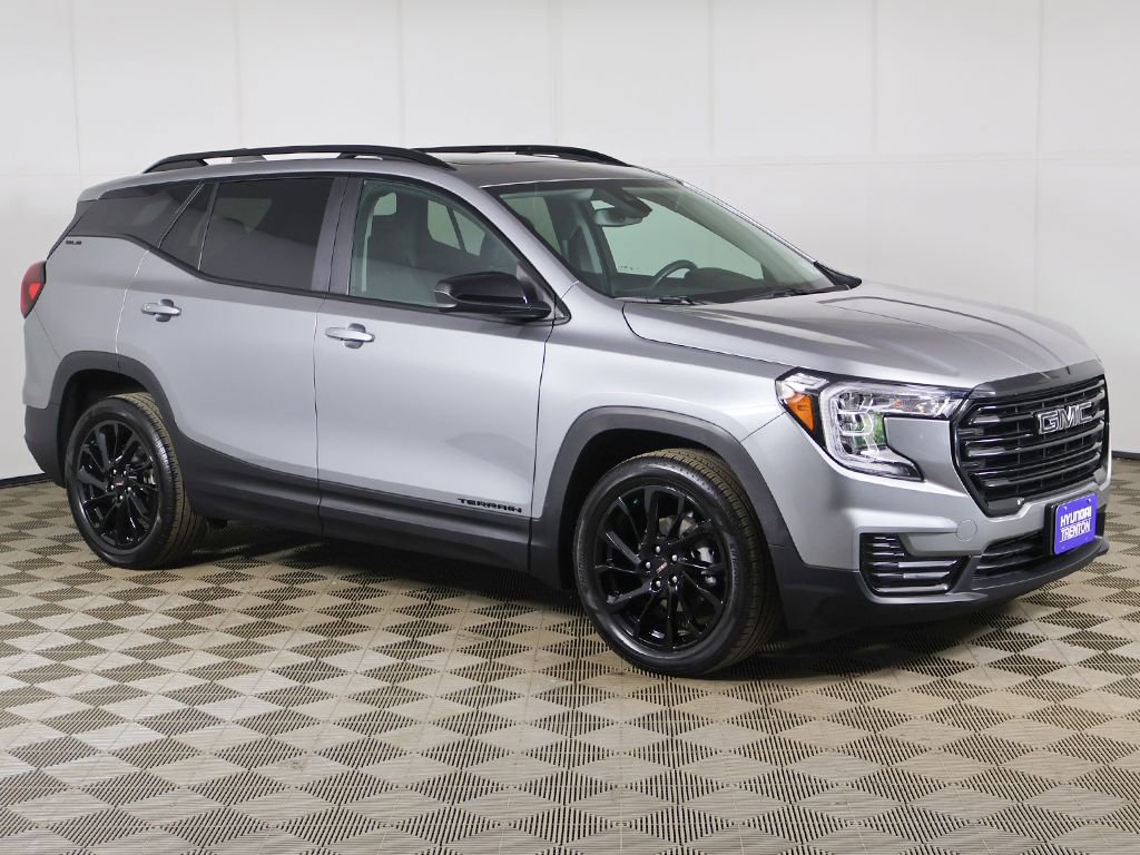 Used 2023 GMC Terrain SLE w/ Driver Convenience Package FWD image 2
