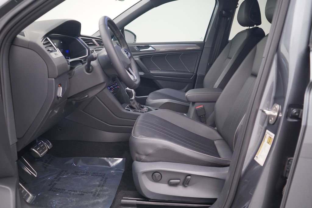 Used 2023 Volkswagen Tiguan SE R-Line image 6