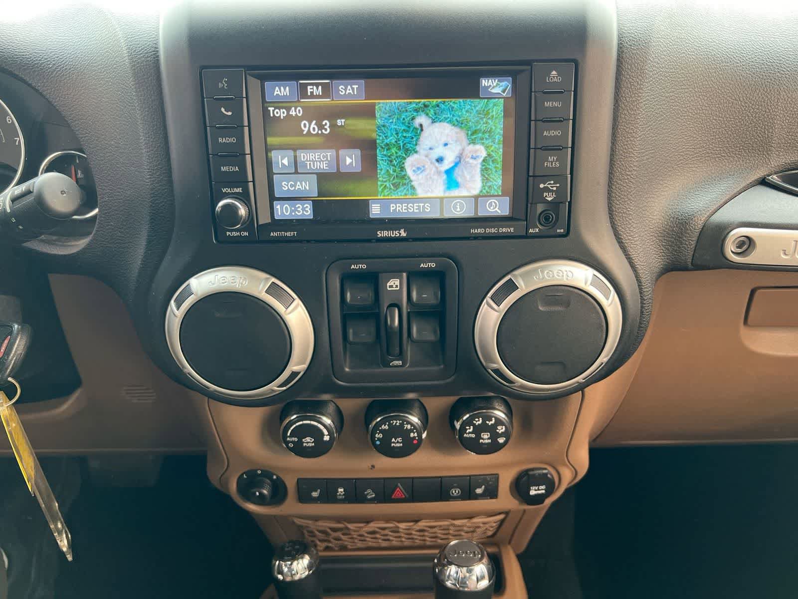 Used 2017 Jeep Wrangler Unlimited Sahara w/ Connectivity Group image 27