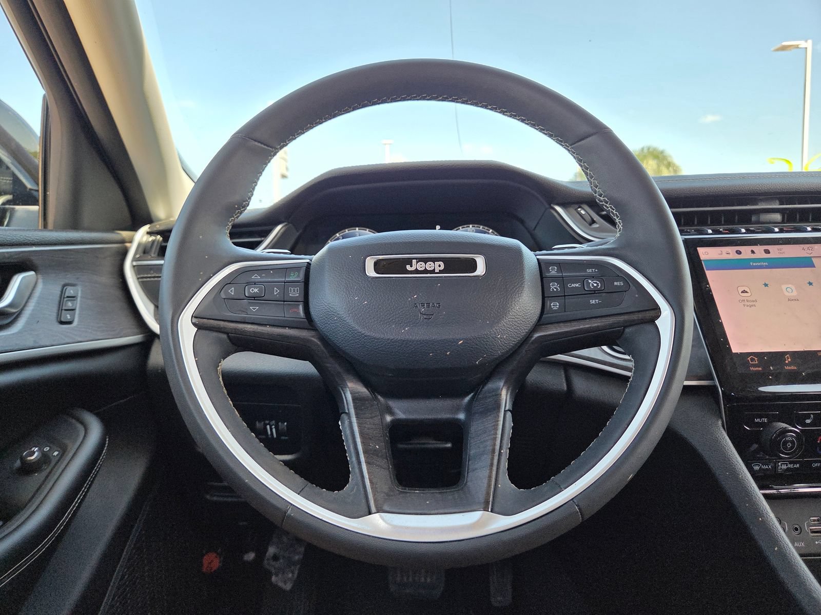 Used 2023 Jeep Grand Cherokee L Limited AWD/4WD image 11