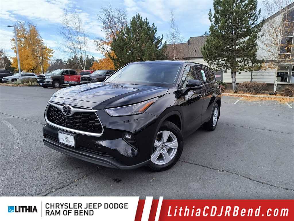 Used 2022 Toyota Highlander LE image 1
