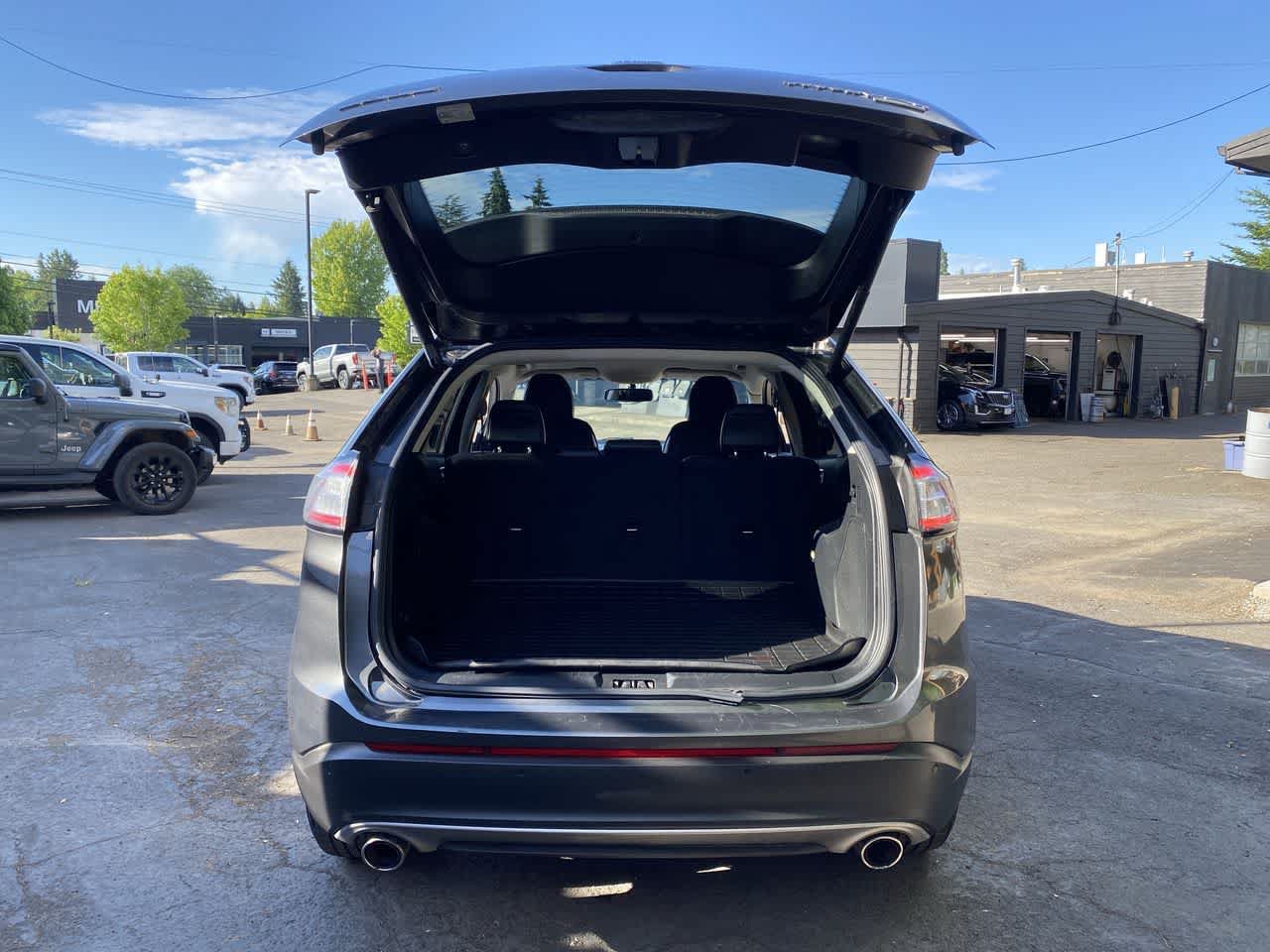 Used 2017 Ford Edge Titanium w/ Technology Package AWD/4WD image 29