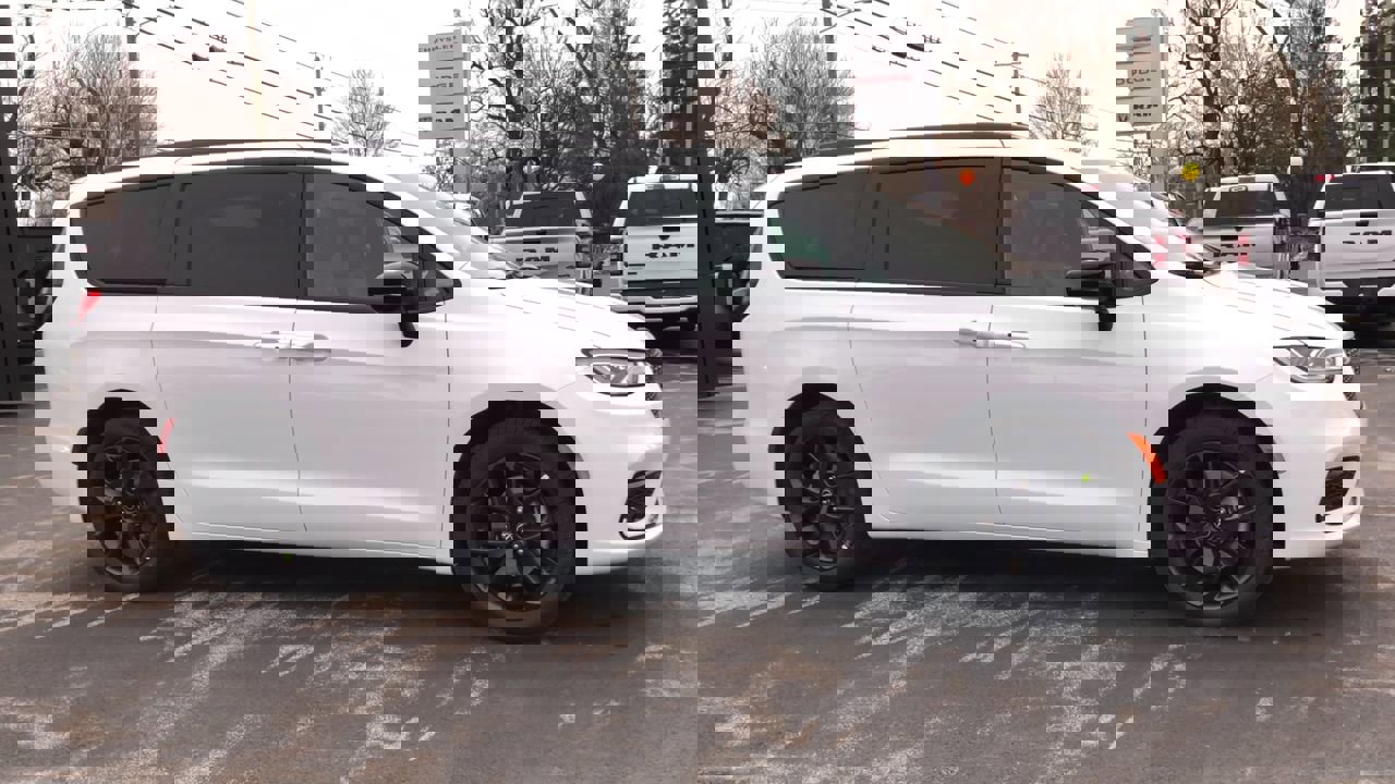 New 2026 Chrysler Pacifica Select image 9