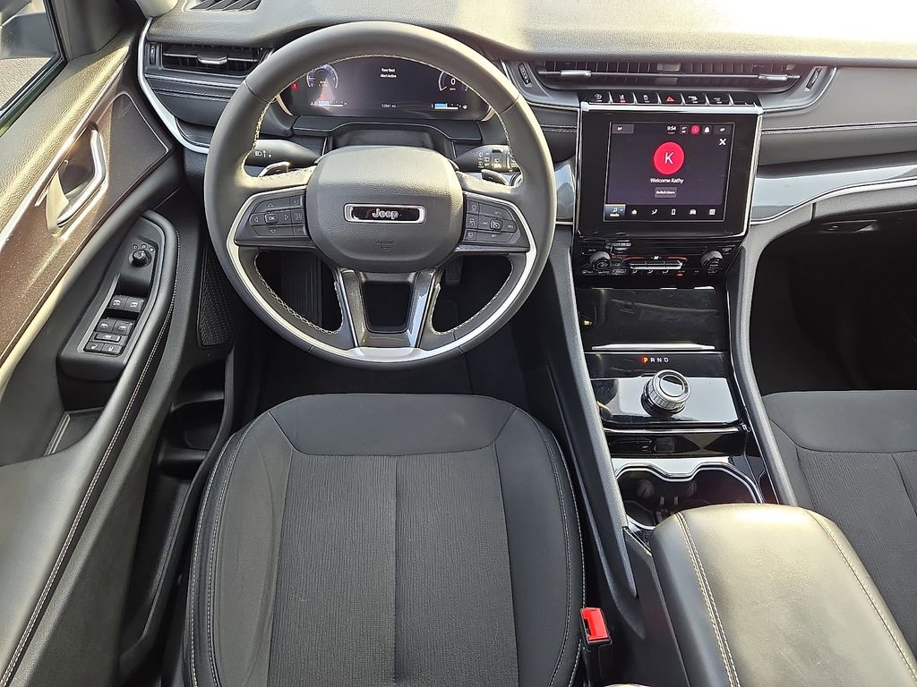 Used 2023 Jeep Grand Cherokee Laredo image 11