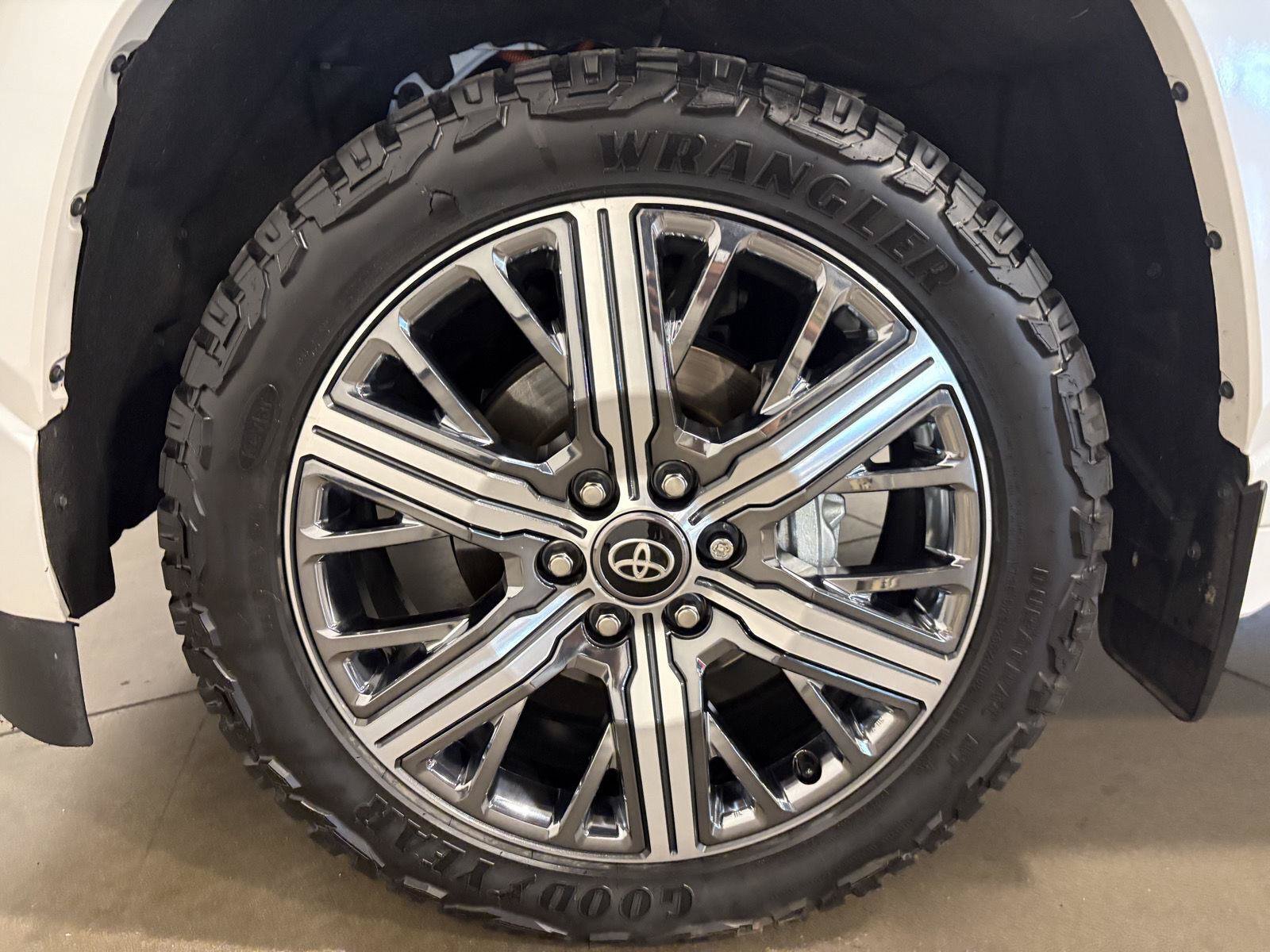 Used 2025 Toyota Sequoia Capstone AWD/4WD image 46
