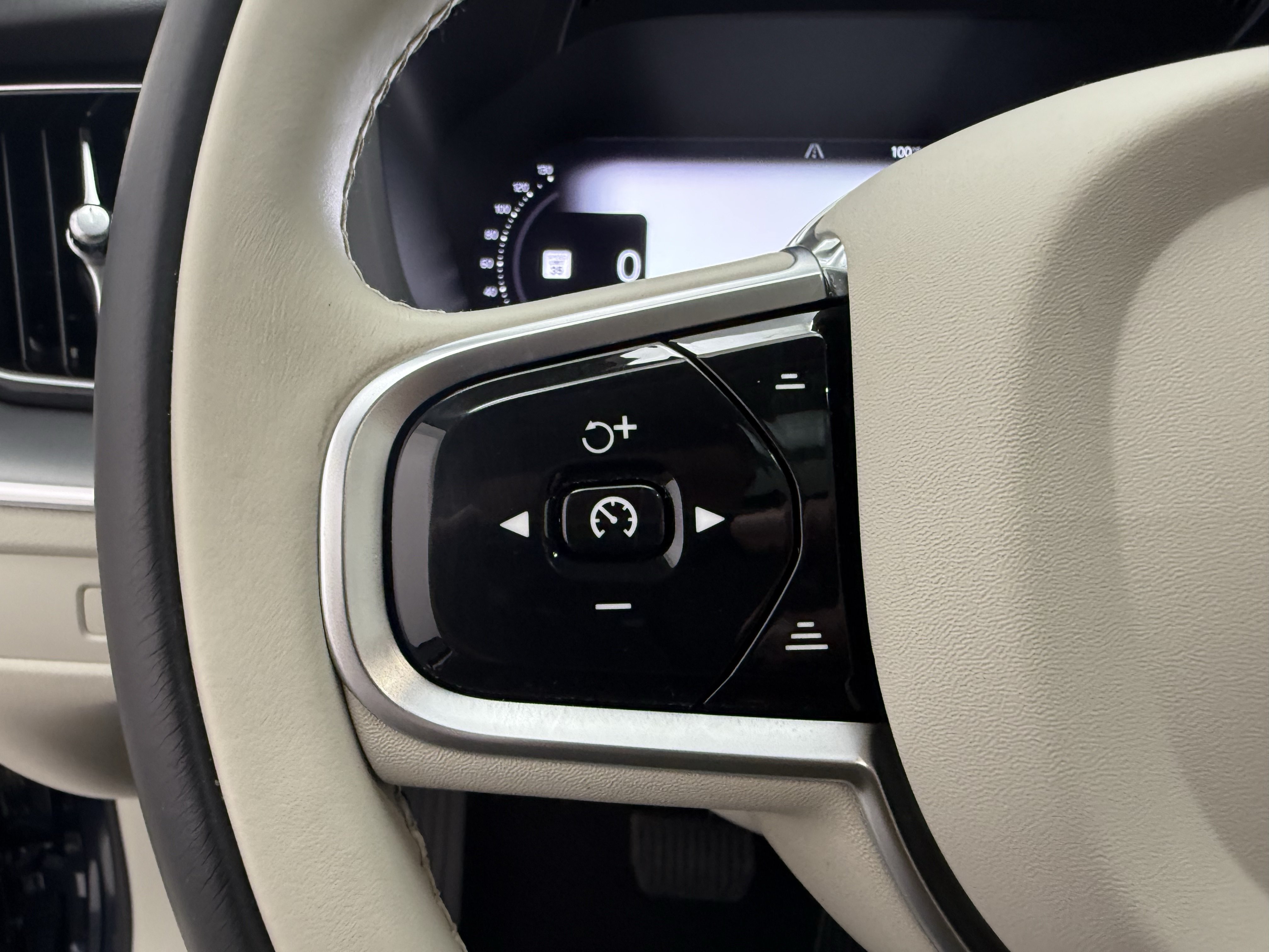 Certified 2024 Volvo XC60 B5 Core w/ Protection Package Premier AWD/4WD image 17