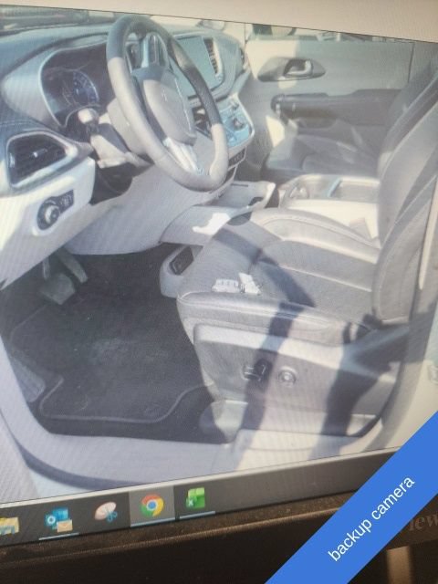 Used 2024 Chrysler Pacifica Limited FWD image 2