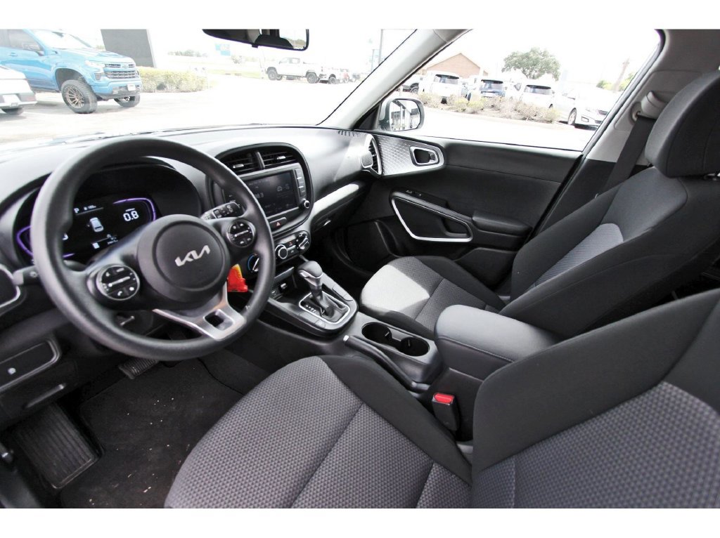 Used 2025 Kia Soul LX w/ LX Technology Package FWD image 32