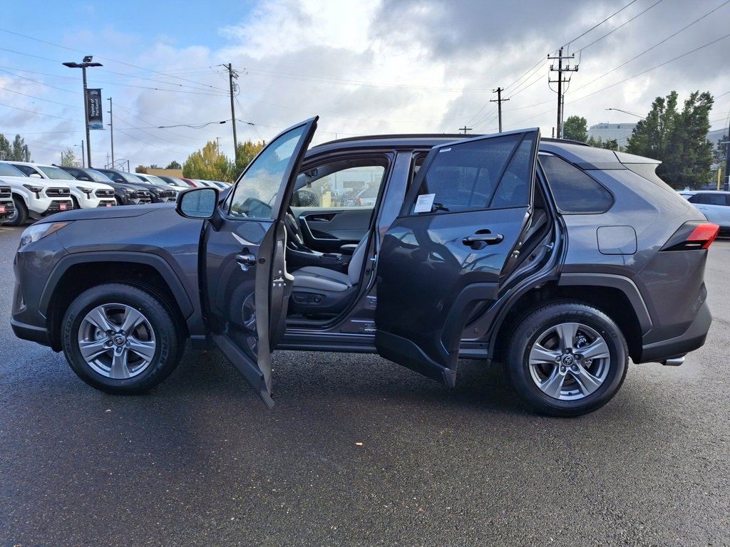 Used 2025 Toyota RAV4 XLE image 15