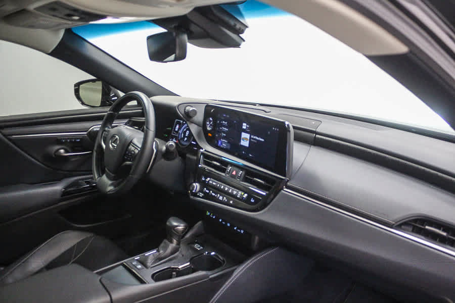 Used 2025 Lexus ES 300h w/ Accessory Package (Z1) FWD image 18