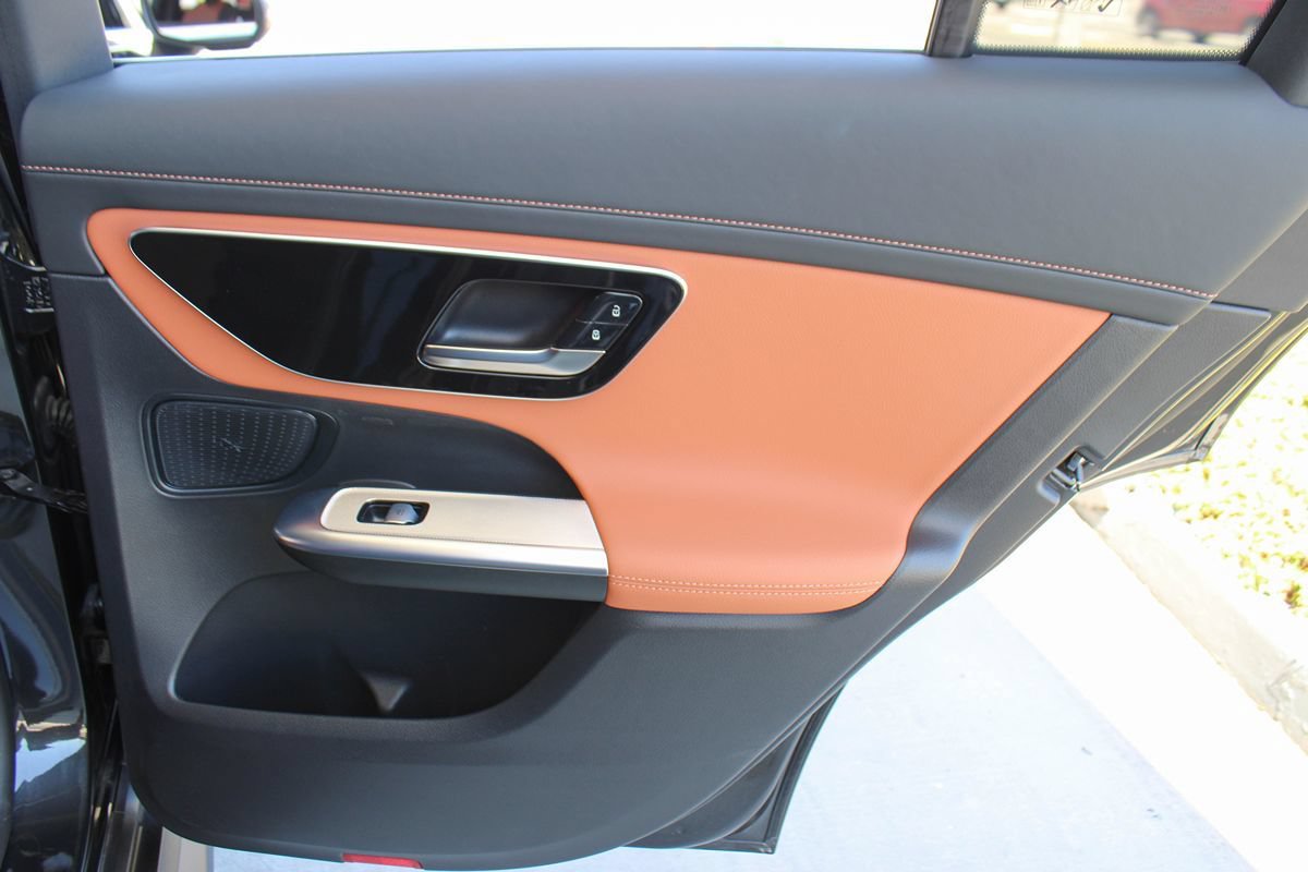 Used 2025 Mercedes-Benz GLC 350e 4MATIC image 42