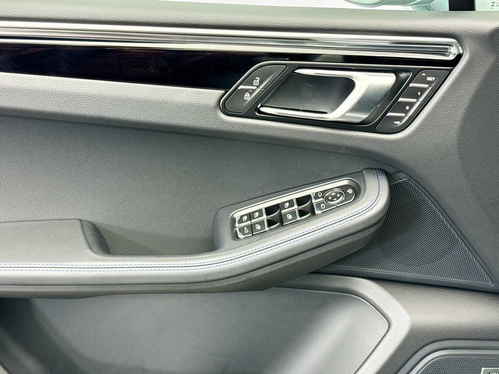 Used 2026 Porsche Macan AWD/4WD image 24