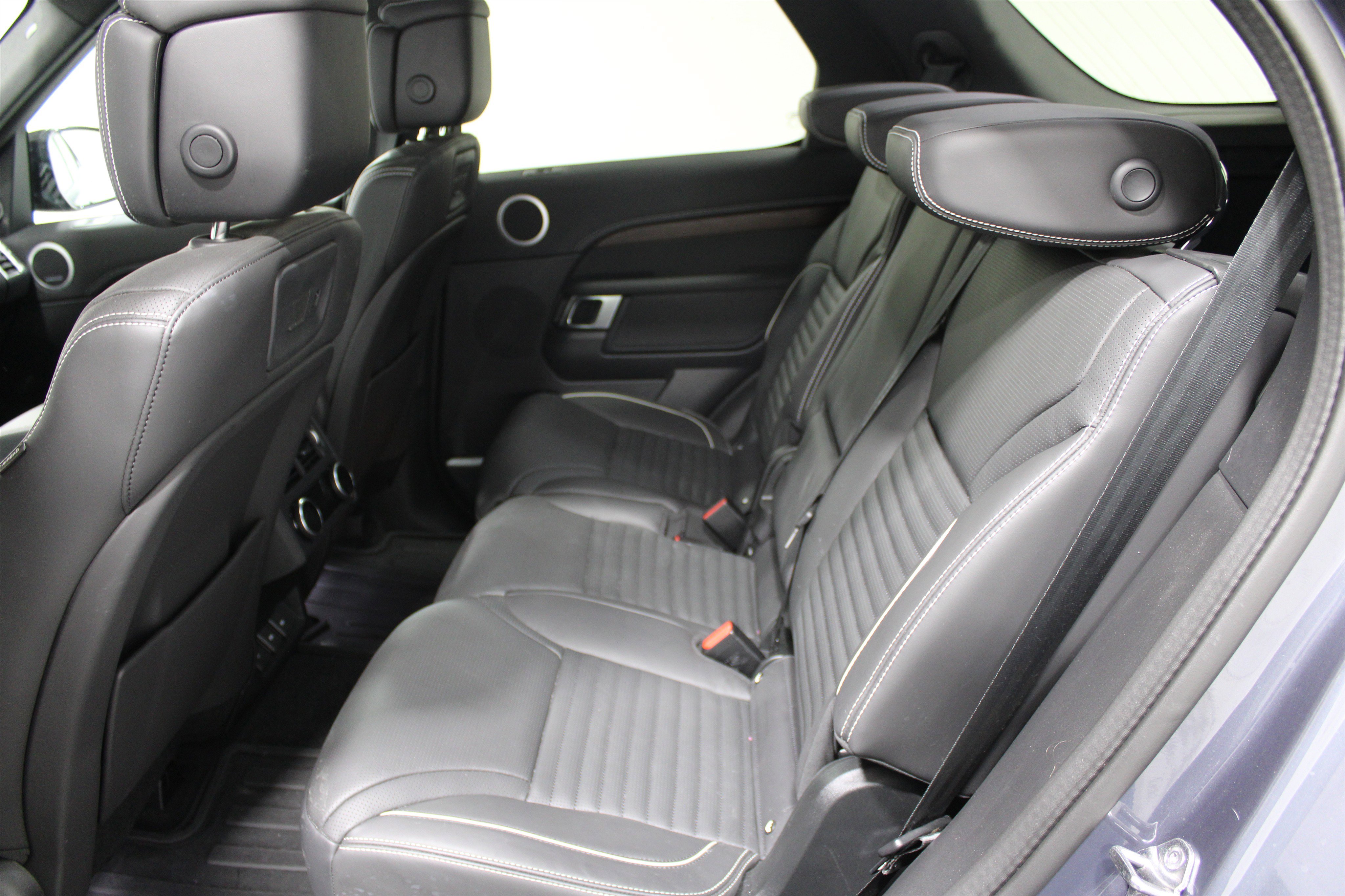 Used 2024 Land Rover Discovery Dynamic SE AWD/4WD image 20