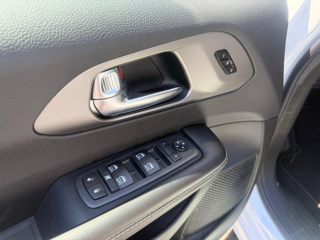 New 2027 Chrysler Pacifica Select w/ Family Tech Group FWD image 12
