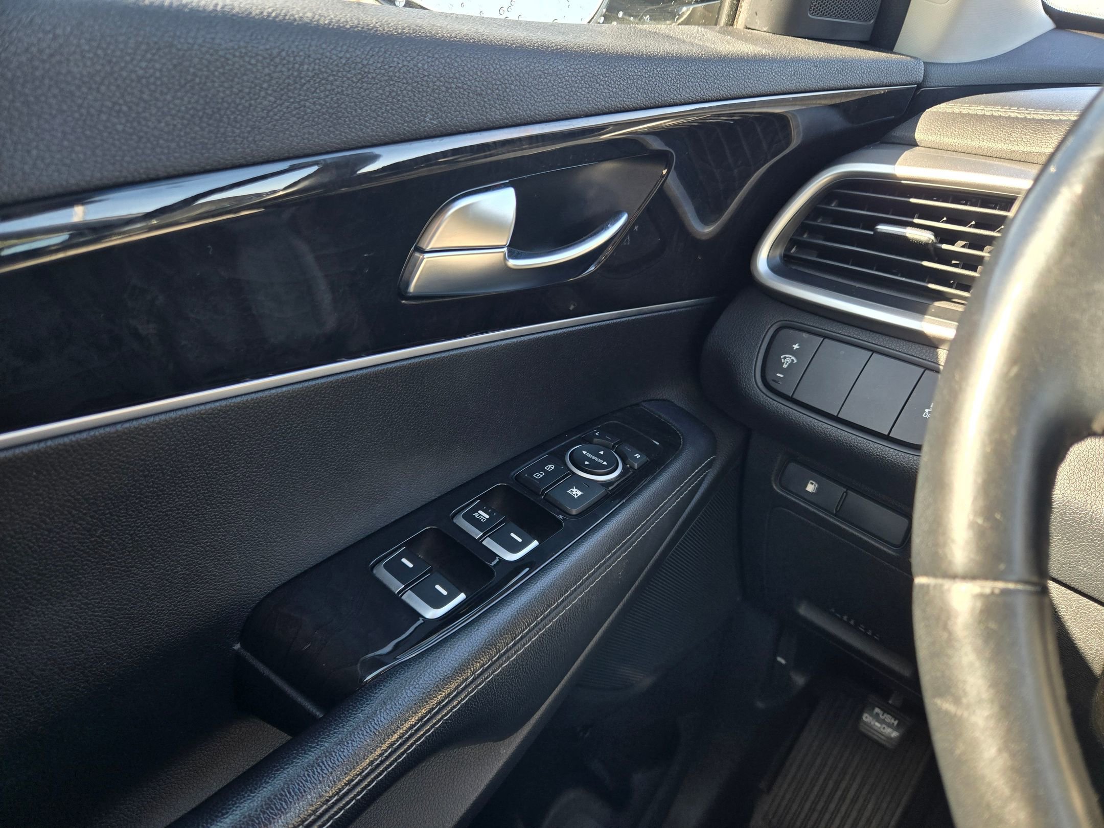 Used 2017 Kia Sorento LX w/ LX Convenience Package image 21