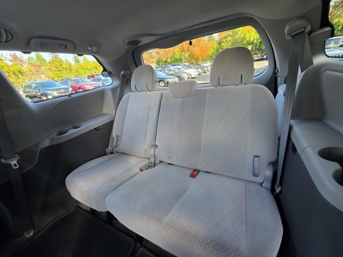 Used 2018 Toyota Sienna LE FWD image 14