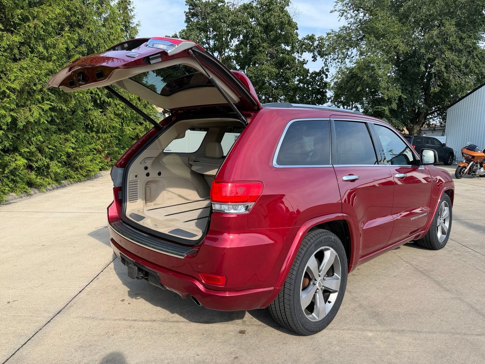 Used 2014 Jeep Grand Cherokee Overland w/ Advanced Technology Group AWD/4WD image 32