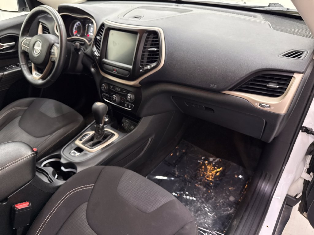 Used 2015 Jeep Cherokee Latitude w/ Cold Weather Group AWD/4WD image 23